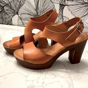 Éric Michael Ginger Sandal. Size 7.